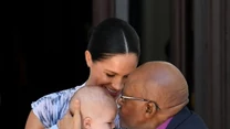 Desmond Tutu to postać szanowana na całym świecie. Zasłynął jako przeciwnik apartheidu. Za swoje dokonania otrzymał Pokojową Nagrodę Nobla.