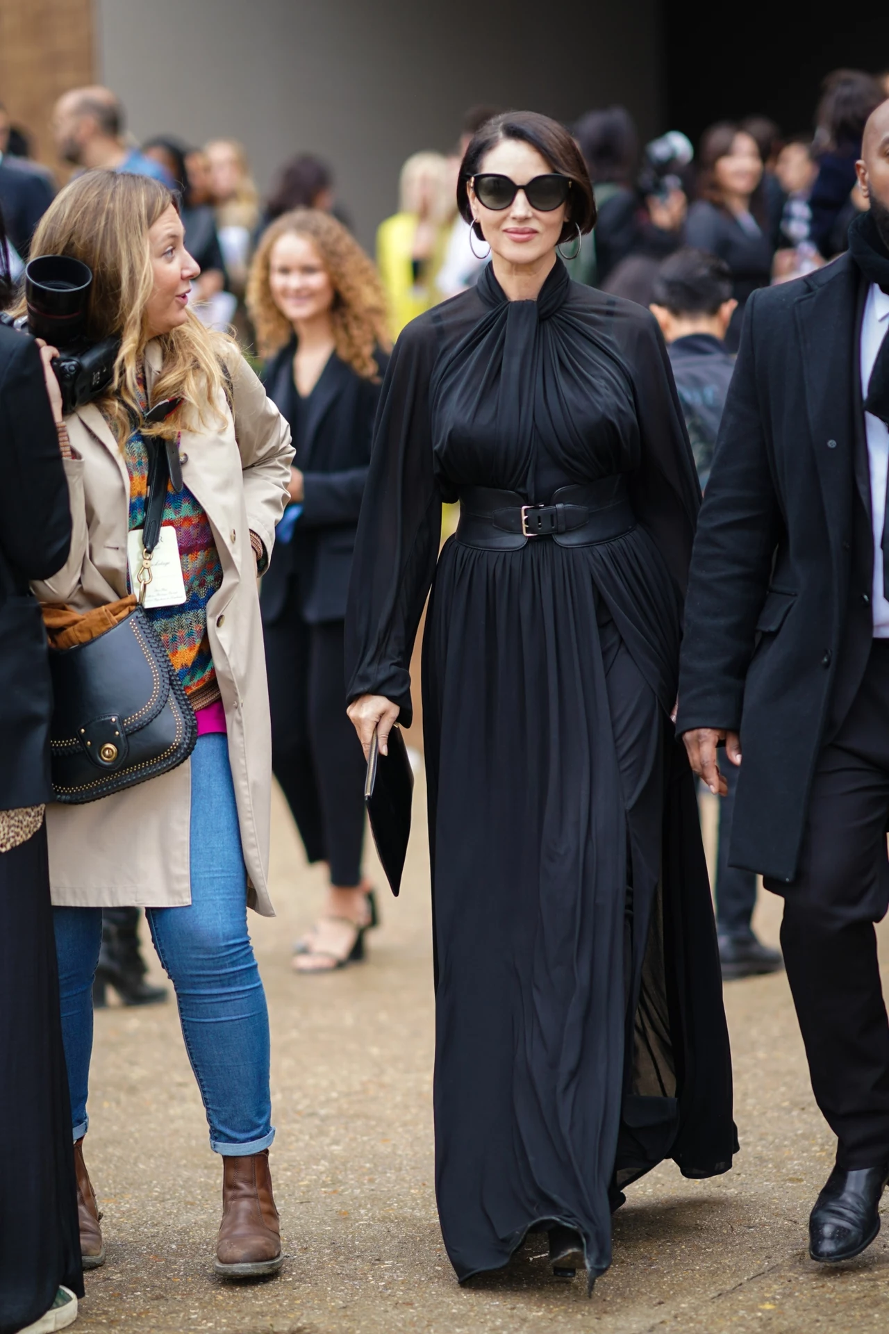 Monica Bellucci w długiej czarnej sukni i okularach przeciwsłonecznych wyglądała tajemniczo i pięknie Monica Bellucci w długiej czarnej sukni i okularach przeciwsłonecznych wyglądała tajemniczo i pięknie