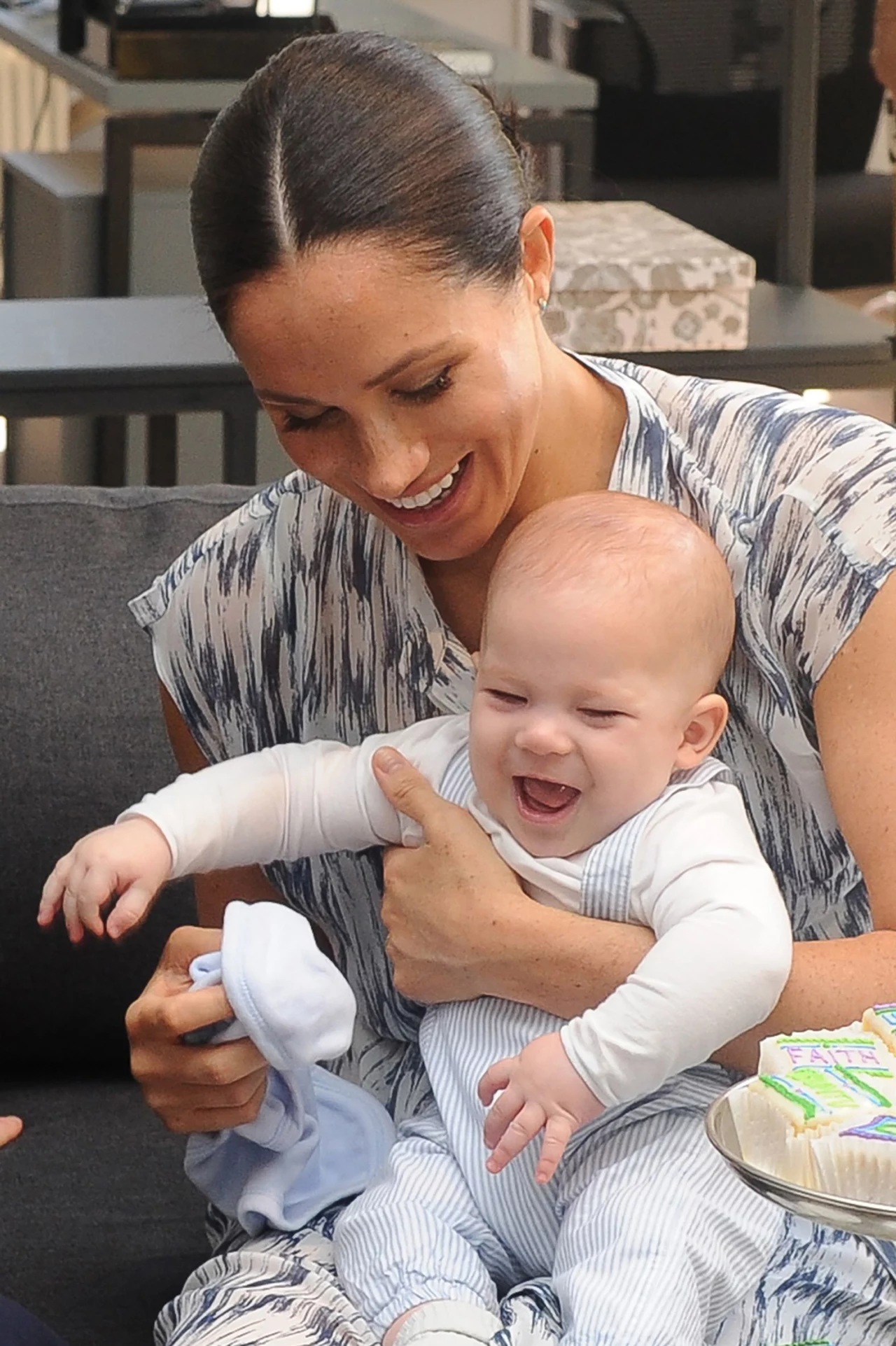 Meghan wcześniej w wywiadach mówiła o tym, jak spokojnym i radosnym chłopcem jest Archie. Najnowsze zdjęcia chłopca sa tego potwierdzeniem. Meghan wcześniej w wywiadach mówiła o tym, jak spokojnym i radosnym chłopcem jest Archie. Najnowsze zdjęcia chłopca sa tego potwierdzeniem.
