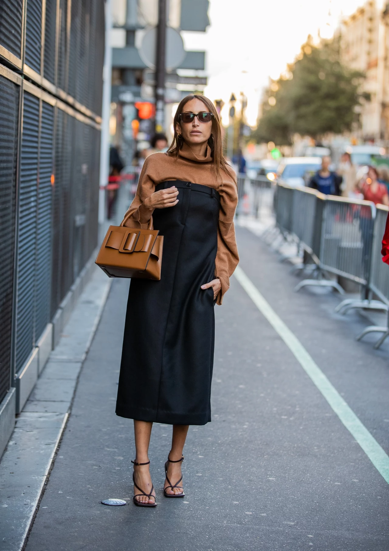 Stylistka i influencerka Chloé Harrouche w czarno-karmelowej kreacji z torebką Boyy Stylistka i influencerka Chloé Harrouche w czarno-karmelowej kreacji z torebką Boyy