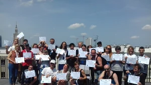 Uczestnicy kursu z certyfikatami jego ukończenia. Na pierwszym planie koordynatorka na Europę Anna Kwiatkowska