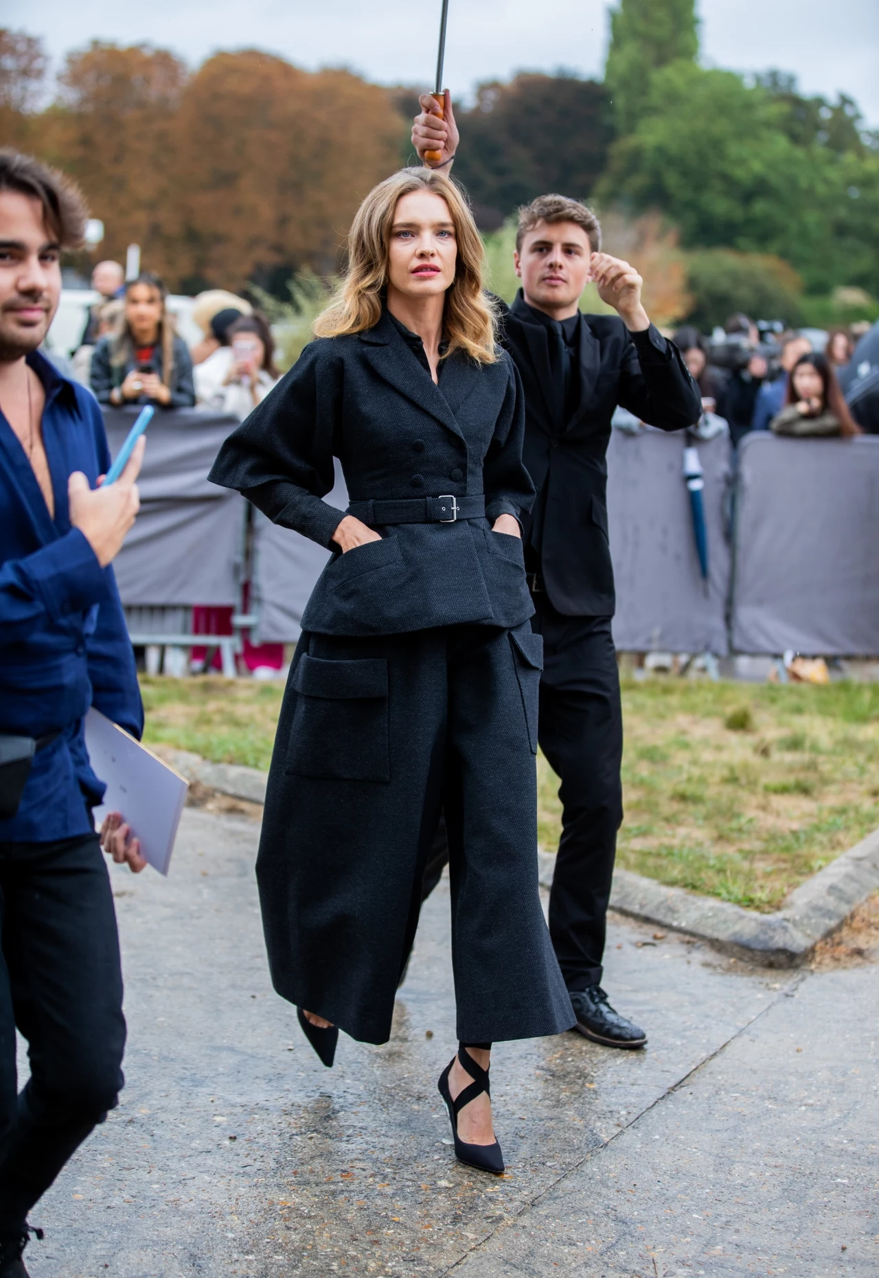 Natalia Vodianova postawiła na grafitowy komplet. Natalia Vodianova postawiła na grafitowy komplet.