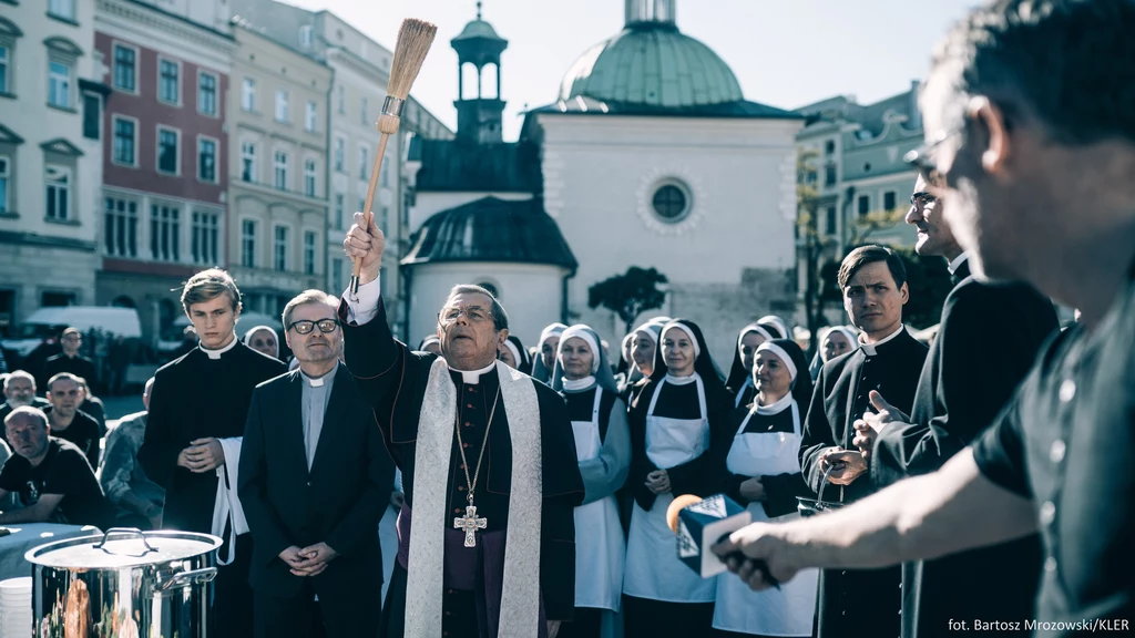 Janusz Gajos w roli arcybiskupa Mordowicza (kadr z filmu "Kler")