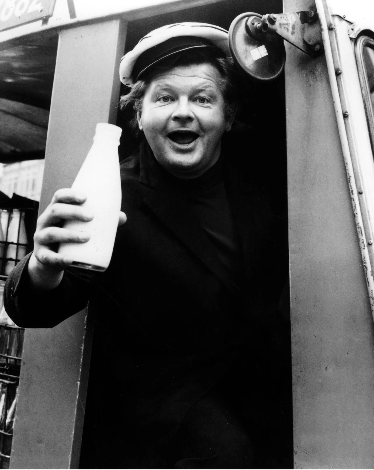 Benny Hill jako mleczarz Benny Hill jako mleczarz