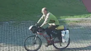 Mężczyzna porusza się na czerwonym rowerze