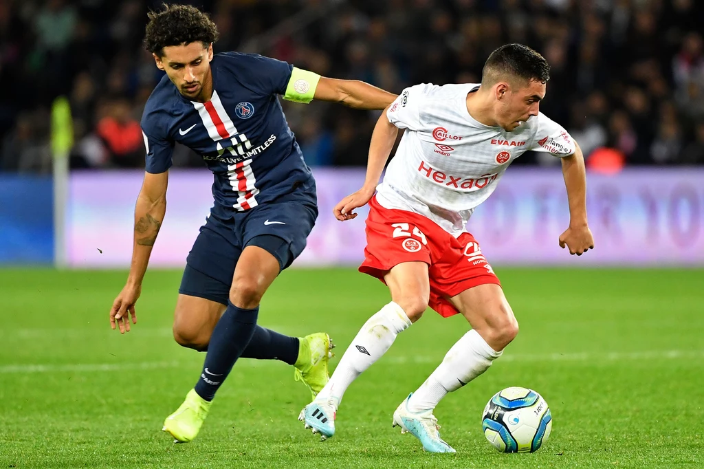 Marquinhos (przejął opaskę kapitana po wejściu na boisko) z PSG też był .bezradny w meczu z Reims Marquinhos (przejął opaskę kapitana po wejściu na boisko) z PSG też był .bezradny w meczu z Reims