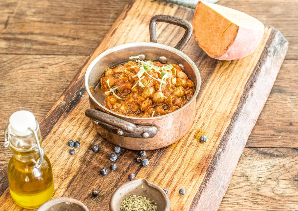 Gulasz z ciecierzycy i batatów to doskonale zbilansowany jesienny lub zimowy lunch