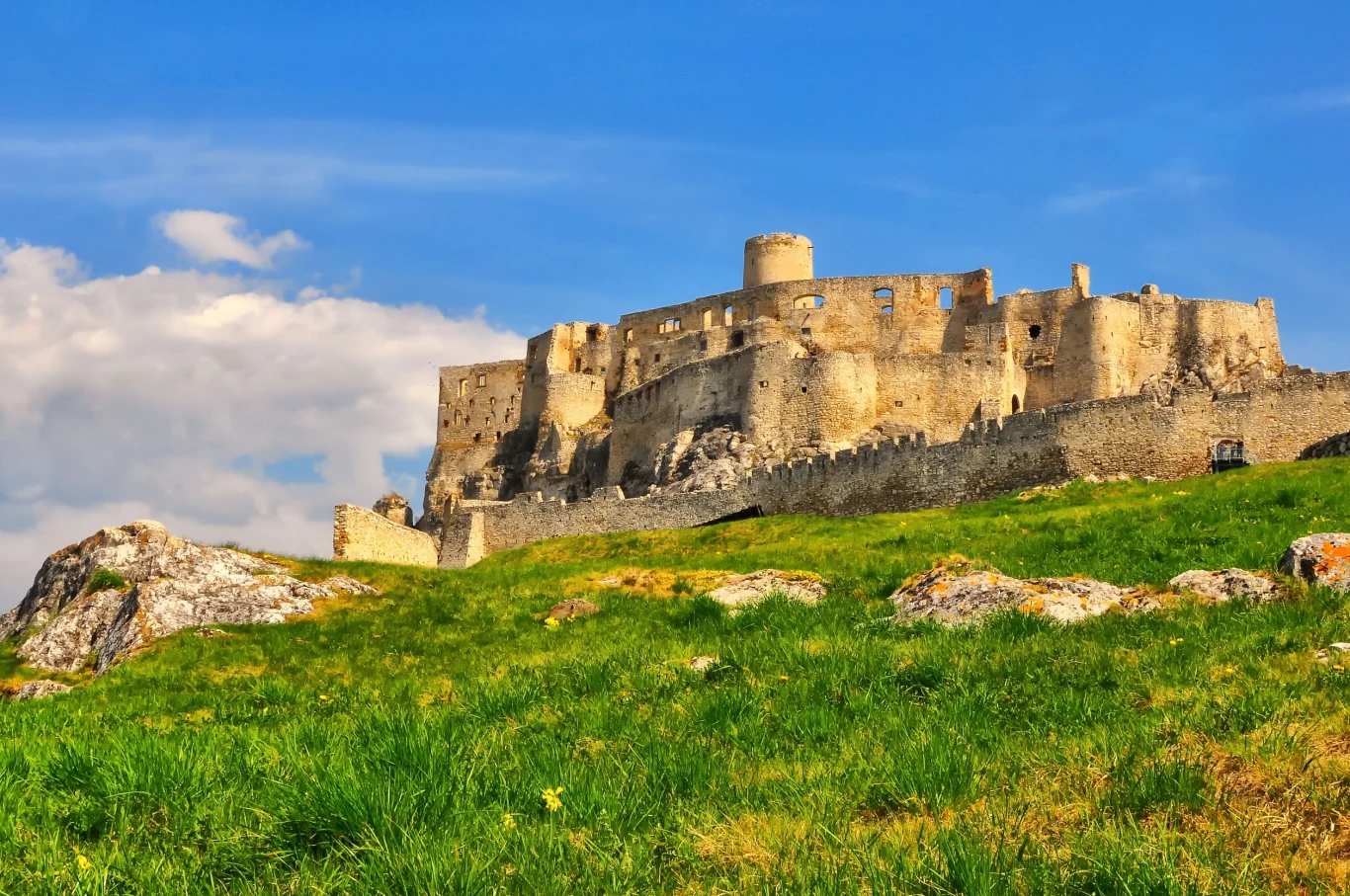 Murowany i spiżowy jest za to zamek. Jedyny w pełni zachowany na Spiszu. Z tego zamku wyruszyła pierwsza znana wycieczka w Tatry, zwane jeszcze Górami Śnieżnymi. Wypad nad górskie jezioro poprowadziła księżna Beata Lasky. Przypłaciła go jednak długim aresztem domowym, gdyż zazdrosny książę nie podzielił jej miłości do gór... 