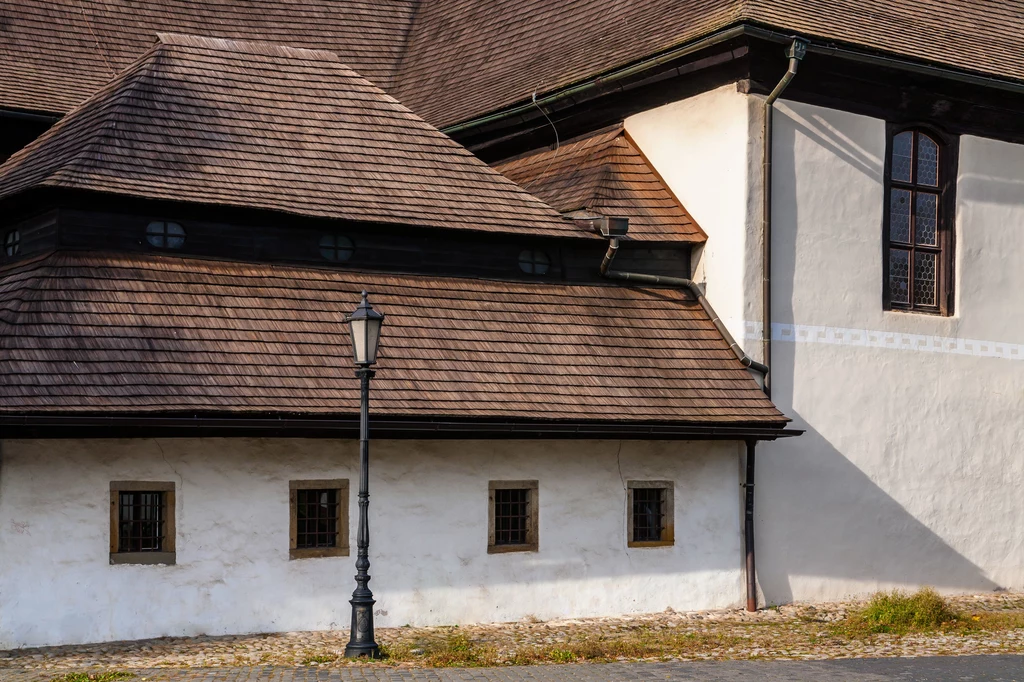 Jednym z najwspanialszych skarbów miasta, wpisanych na listę UNESCO, jest drewniany kościół ewangelicki z 1717 r. Zbudowany został ze szlachetnego, góralskiego drewna – z cisu i modrzewia. Ściany ozdabiają namalowane sceny z życia Chrystusa i proroków, a po drewnianym sklepieniu płyną bajkowe obłoczki. Jednym z najwspanialszych skarbów miasta, wpisanych na listę UNESCO, jest drewniany kościół ewangelicki z 1717 r. Zbudowany został ze szlachetnego, góralskiego drewna – z cisu i modrzewia. Ściany ozdabiają namalowane sceny z życia Chrystusa i proroków, a po drewnianym sklepieniu płyną bajkowe obłoczki.