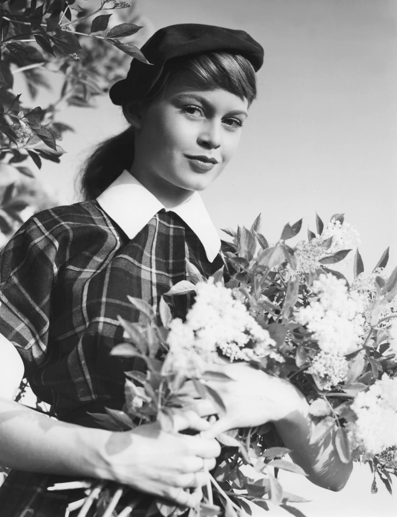 Brigitte Anne Marie Bardot, urodzona 28 września 1934 roku, mając zaledwie 15 lat, pojawiła się na okładce magazynu "Elle", a w wieku 18 zadebiutowała w filmie "Wioska w Normandii" (na zdjęciu). Szybko zyskała status gwiazdy. Ale to film Rogera Vadima "I Bóg stworzył kobietę" z 1956 roku uczynił z 22-letniej wówczas Francuzki symbol seksu i... wylansował kostium bikini.