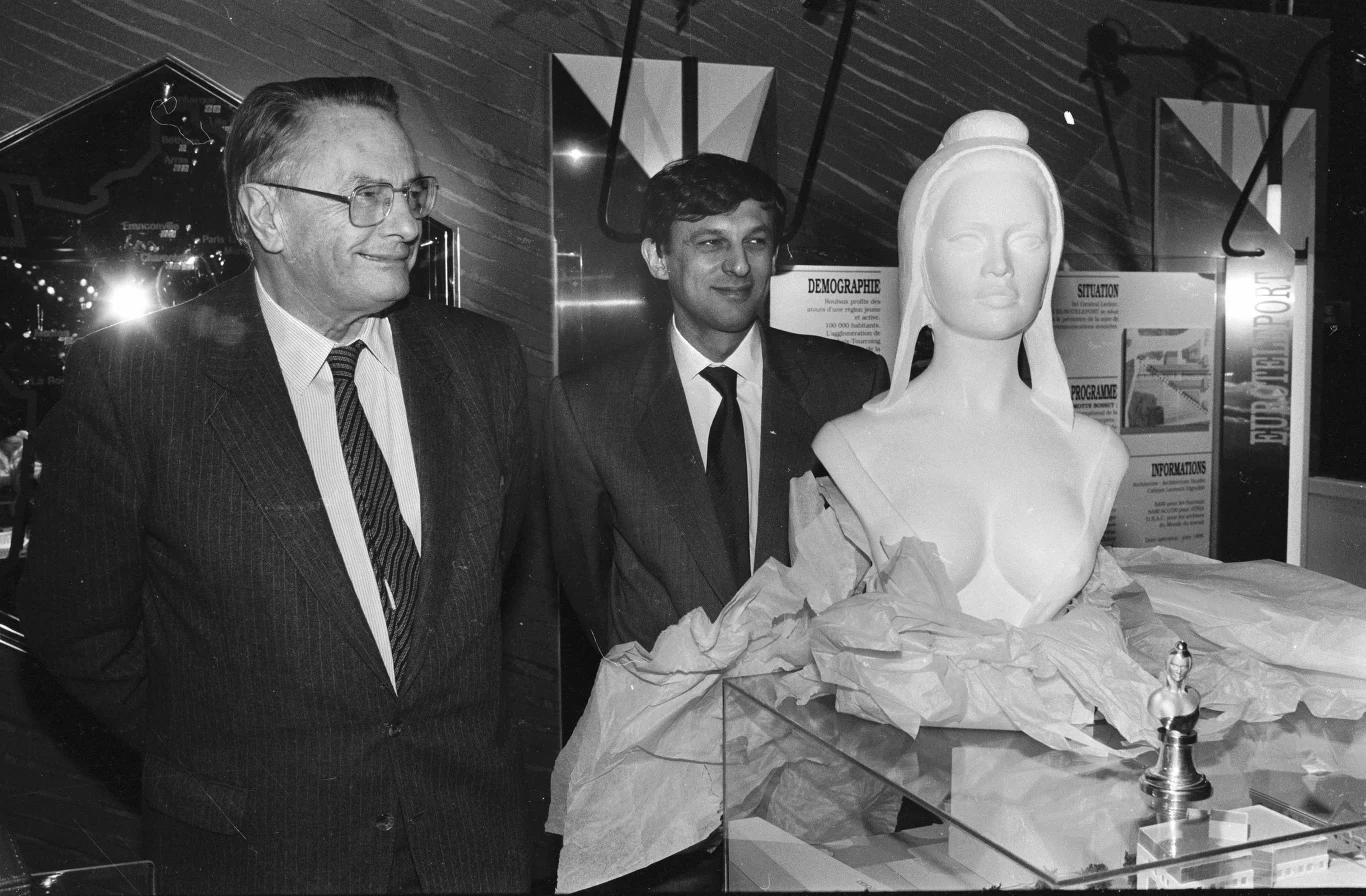 Od 1969 roku stała się oficjalną twarzą Marianny - emblematu Francji, któremu od tego czasu swoich rysów użyczają słynne francuskie aktorki. Marianna, często w czerwonej czapce frygijskiej, symbolizuje "triumf Republiki"; jej wizerunek pojawia się na większości rządowych dokumentów, zaś popiersia zdobią merostwa i inne budynki publiczne nawet na najodleglejszej prowincji.