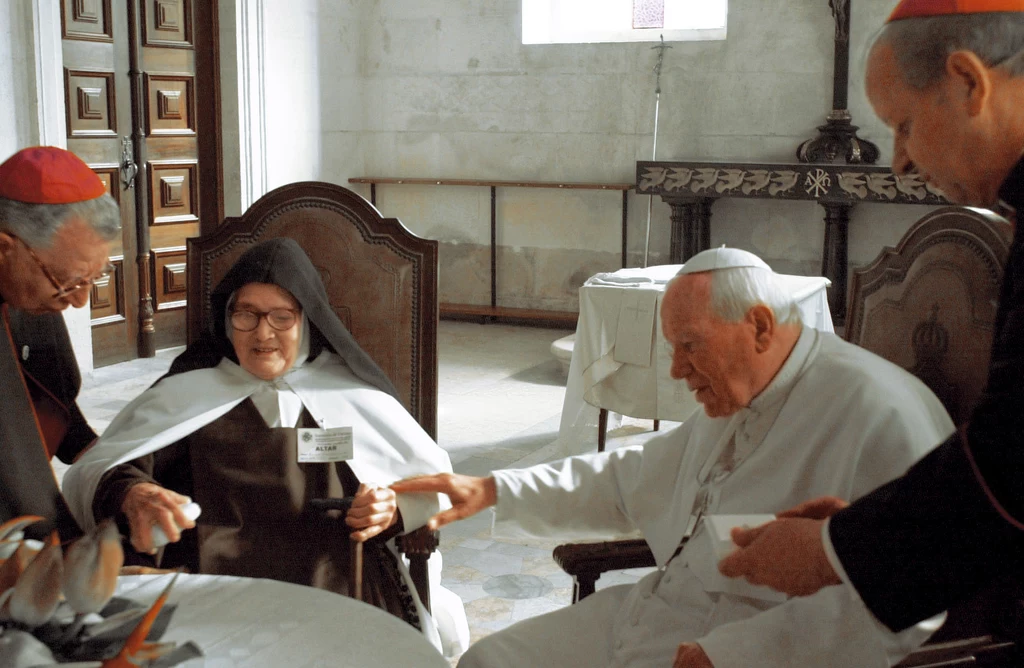 Maj, rok 2000. Papież Jan Paweł II podczas spotkania z - wówczas 93-letnią - siostrą Lucią dos Santos