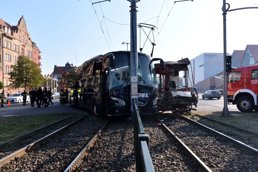 Kierowca autokaru wjechał na tory na czerwonym świetle