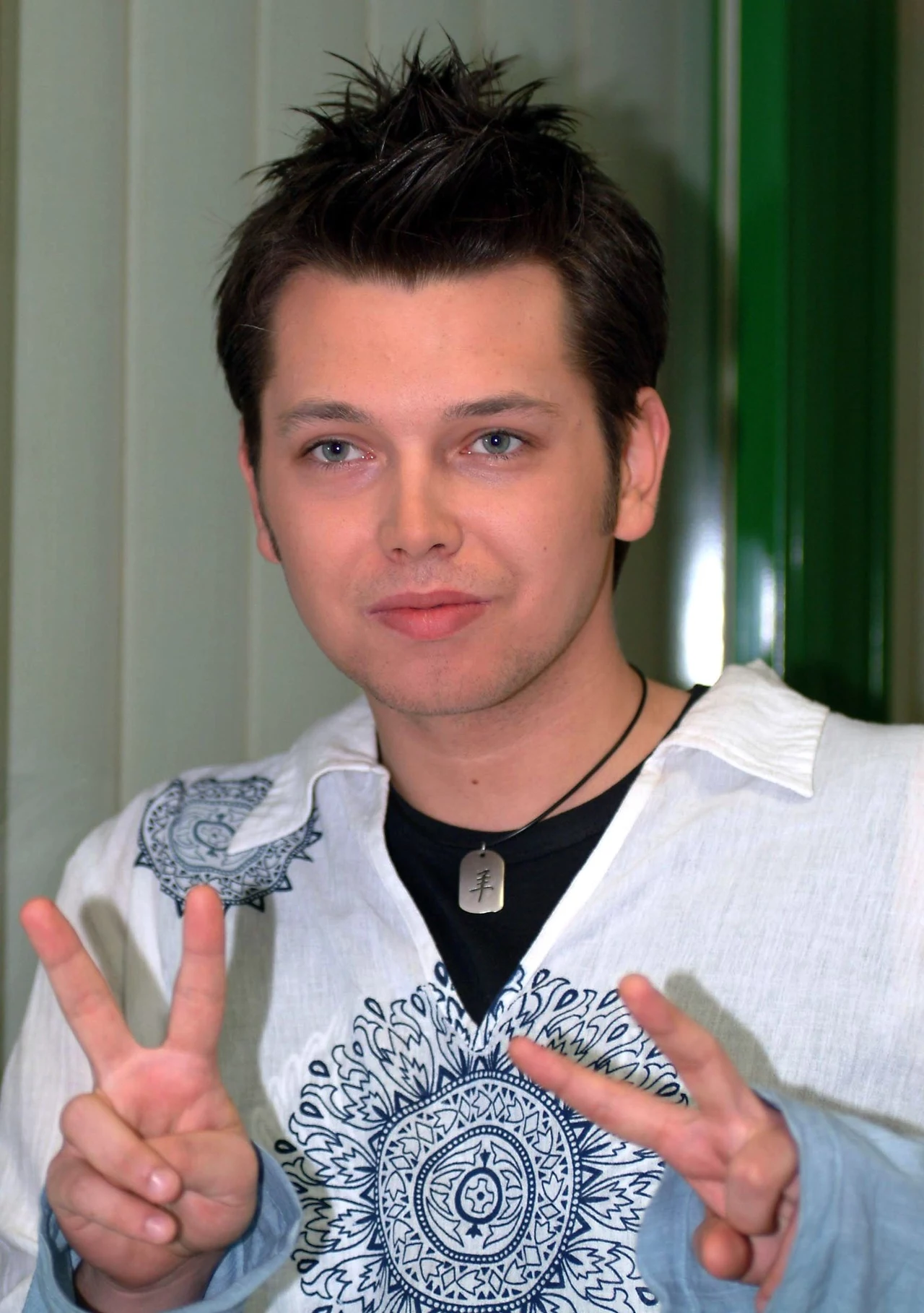 Gabriel Fleszar w 1999 roku utworem "Kroplą deszczu" podbił serca Polaków i listy przebojów. Gabriel Fleszar w 1999 roku utworem "Kroplą deszczu" podbił serca Polaków i listy przebojów.