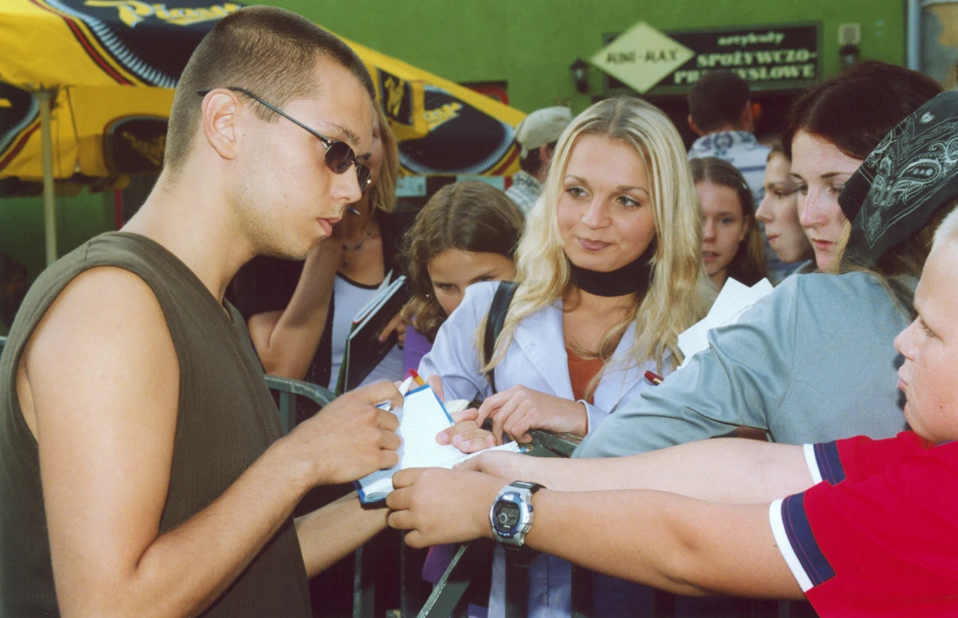 Dziś o Gabrielu Fleszarze mówi się w kategoriach zapomnianej gwiazdy. Jednak jak przyznaje sam wokalista, nigdy nie zniknął ze sceny muzycznej, a po prostu zrezygnował z uczestnictwa w życiu medialnym. Dziś o Gabrielu Fleszarze mówi się w kategoriach zapomnianej gwiazdy. Jednak jak przyznaje sam wokalista, nigdy nie zniknął ze sceny muzycznej, a po prostu zrezygnował z uczestnictwa w życiu medialnym.