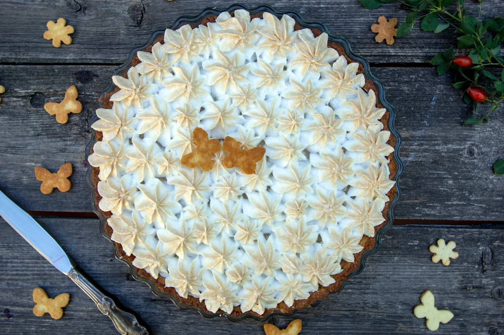 Tarta ze śliwkami i bezą