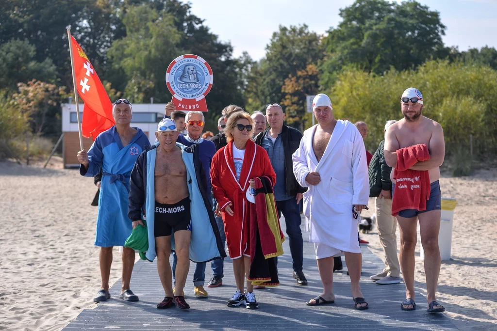 Wygląda na to, że gwiazda świetnie się bawiła. A wy, zdecydowalibyście się na lodowatą kąpiel w polskim morzu? A.W Wygląda na to, że gwiazda świetnie się bawiła. A wy, zdecydowalibyście się na lodowatą kąpiel w polskim morzu? A.W