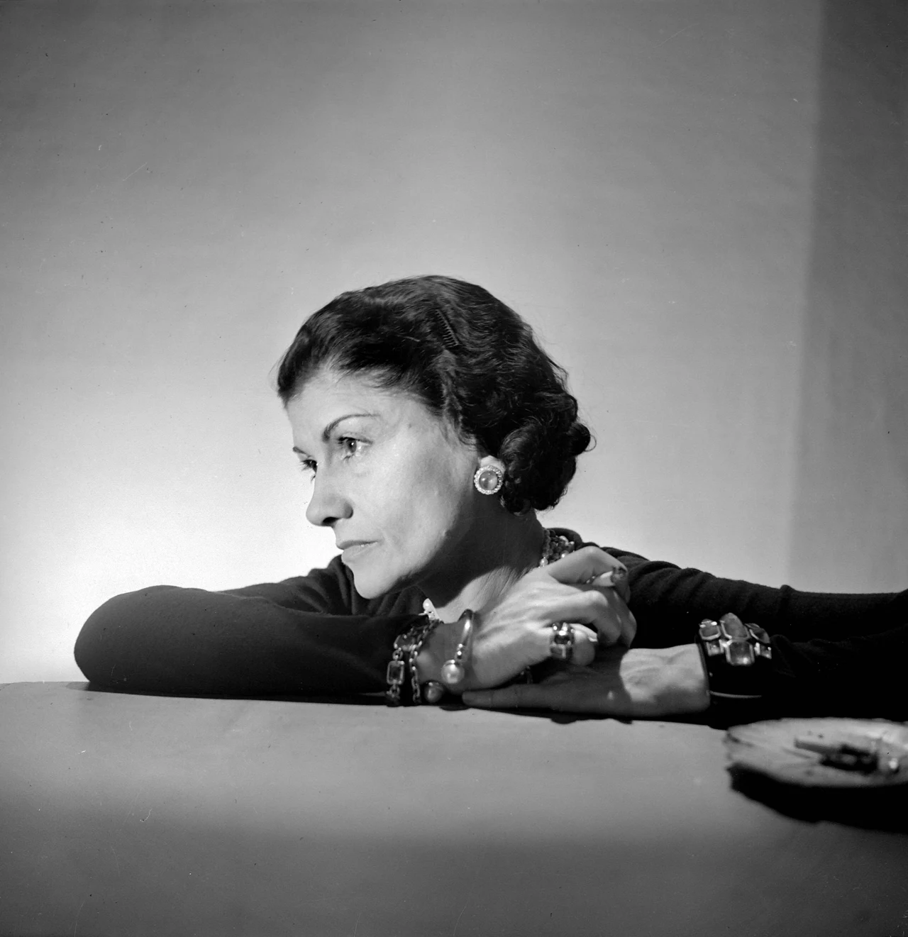 Tym sposobem Coco Chanel mogła już swobodnie spłacić dług zaciągnięty na kupno paryskiej kamienicy. Zresztą po latach, kiedy była już najsłynniejszą na świecie projektantką i właścicielką niezwykle drogiej marki, proszona przez pracownice o podwyżkę, niezmiennie im odmawiała, sięgając do swojego doświadczenia: Jesteście pięknymi dziewczynami, znajdźcie sobie kochanków. Na zdjęciu Coco Chanel Źródło Rewia Tym sposobem Coco Chanel mogła już swobodnie spłacić dług zaciągnięty na kupno paryskiej kamienicy. Zresztą po latach, kiedy była już najsłynniejszą na świecie projektantką i właścicielką niezwykle drogiej marki, proszona przez pracownice o podwyżkę, niezmiennie im odmawiała, sięgając do swojego doświadczenia: Jesteście pięknymi dziewczynami, znajdźcie sobie kochanków. Na zdjęciu Coco Chanel Źródło Rewia