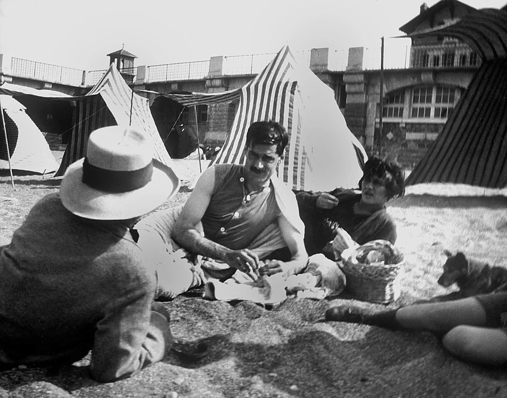 Coco Chanel spoglądała na zamieszczone na pierwszej stronie gazety zdjęcie ślubne uśmiechniętej pary, zastanawiając się, czy bardziej cierpi z powodu tego, iż Arthur nie żyje, czy z powodu jego ewidentnej zdrady, która wciąż ją bolała, choć już od dawna nie pokazywała tego po sobie. Bo tak naprawdę to ona powinna była stanąć z nim przed ołtarzem i przysięgać mu dozgonną miłość. Ale niestety, w przeciwieństwie do Diany nie była córką angielskiego lorda. Rodzina równie dobrze urodzonego Arthura nigdy by nie dopuściła do takiego mezaliansu. Na zdjęciu Coco Chanel i Arthur Boy Capel Coco Chanel spoglądała na zamieszczone na pierwszej stronie gazety zdjęcie ślubne uśmiechniętej pary, zastanawiając się, czy bardziej cierpi z powodu tego, iż Arthur nie żyje, czy z powodu jego ewidentnej zdrady, która wciąż ją bolała, choć już od dawna nie pokazywała tego po sobie. Bo tak naprawdę to ona powinna była stanąć z nim przed ołtarzem i przysięgać mu dozgonną miłość. Ale niestety, w przeciwieństwie do Diany nie była córką angielskiego lorda. Rodzina równie dobrze urodzonego Arthura nigdy by nie dopuściła do takiego mezaliansu. Na zdjęciu Coco Chanel i Arthur Boy Capel
