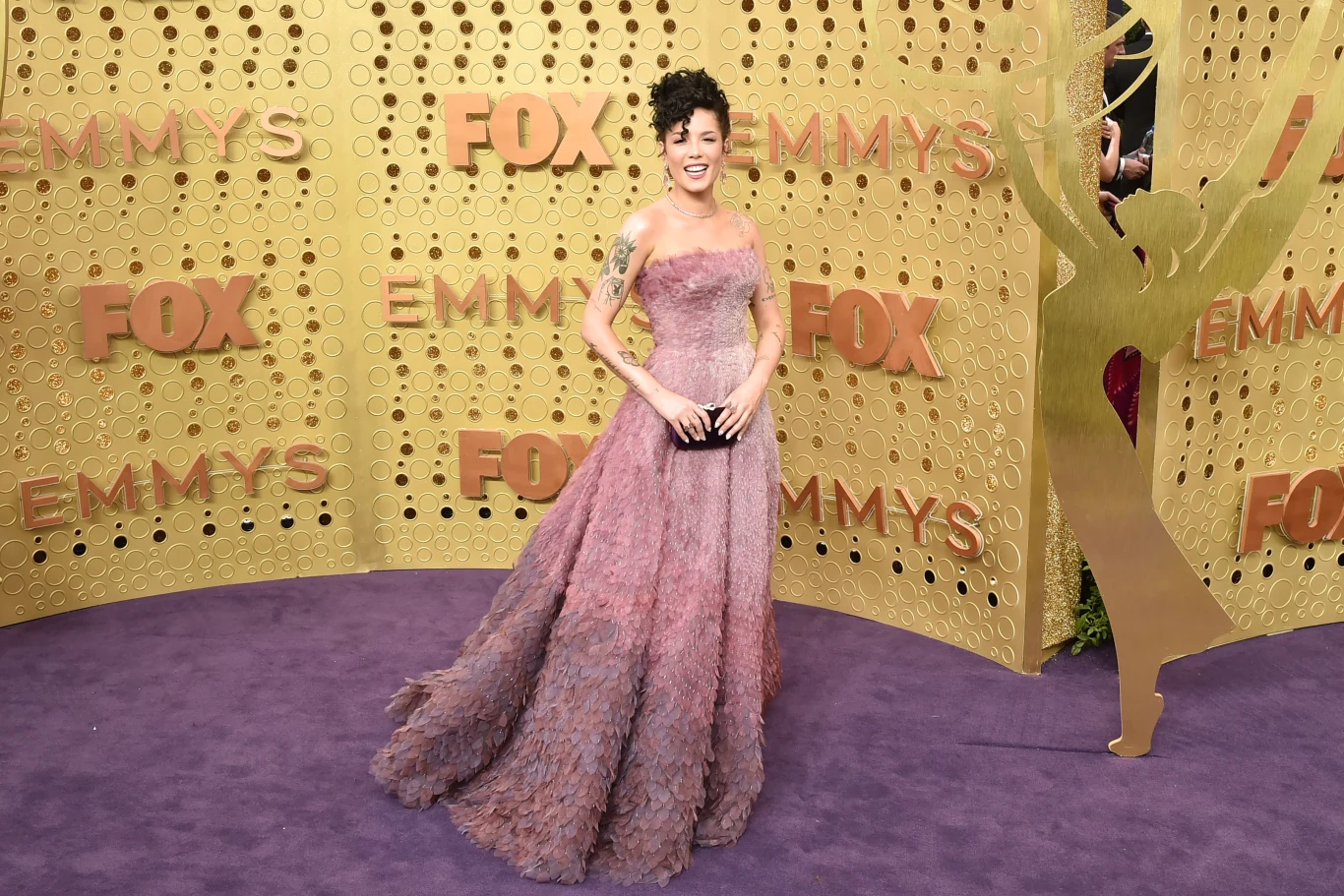 Halsey podczas swojego przemówienia przypomniała, jak doszło do tego, że wylądowała na ulicy. "Kiedy żyłam w Nowym Jorku, byłam jeszcze nastolatką. Moi przyjaciele dobierali dekoracje do swoich sypialni, a ja zastanawiałam się, czy przespać się z obcym człowiekiem, który będzie w stanie zapłacić mi za posiłek" - stwierdziła. "Nie zrobiłam niczego złego, a moi rodzice mnie kochali i robili dla mnie bardzo dużo. Jednak seria niefortunnych zdarzeń sprawiła, że znalazłam się w tej sytuacji, która może przydarzyć się każdemu" - dodała.