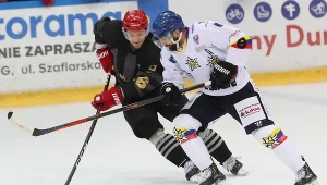 Zawodnik Podhala Nowy Targ Bartłomiej Neupauer (P) i Ondrei Milkula (L) z Comarch Cracovią