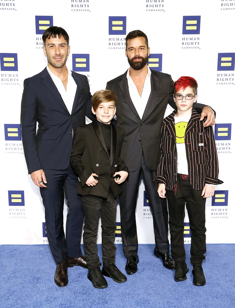 Ricky Martin i jego najbliżsi: mąż Jwan Yosef i synowie Matteo i Valentini podczas Human Rights Campaign National Dinner