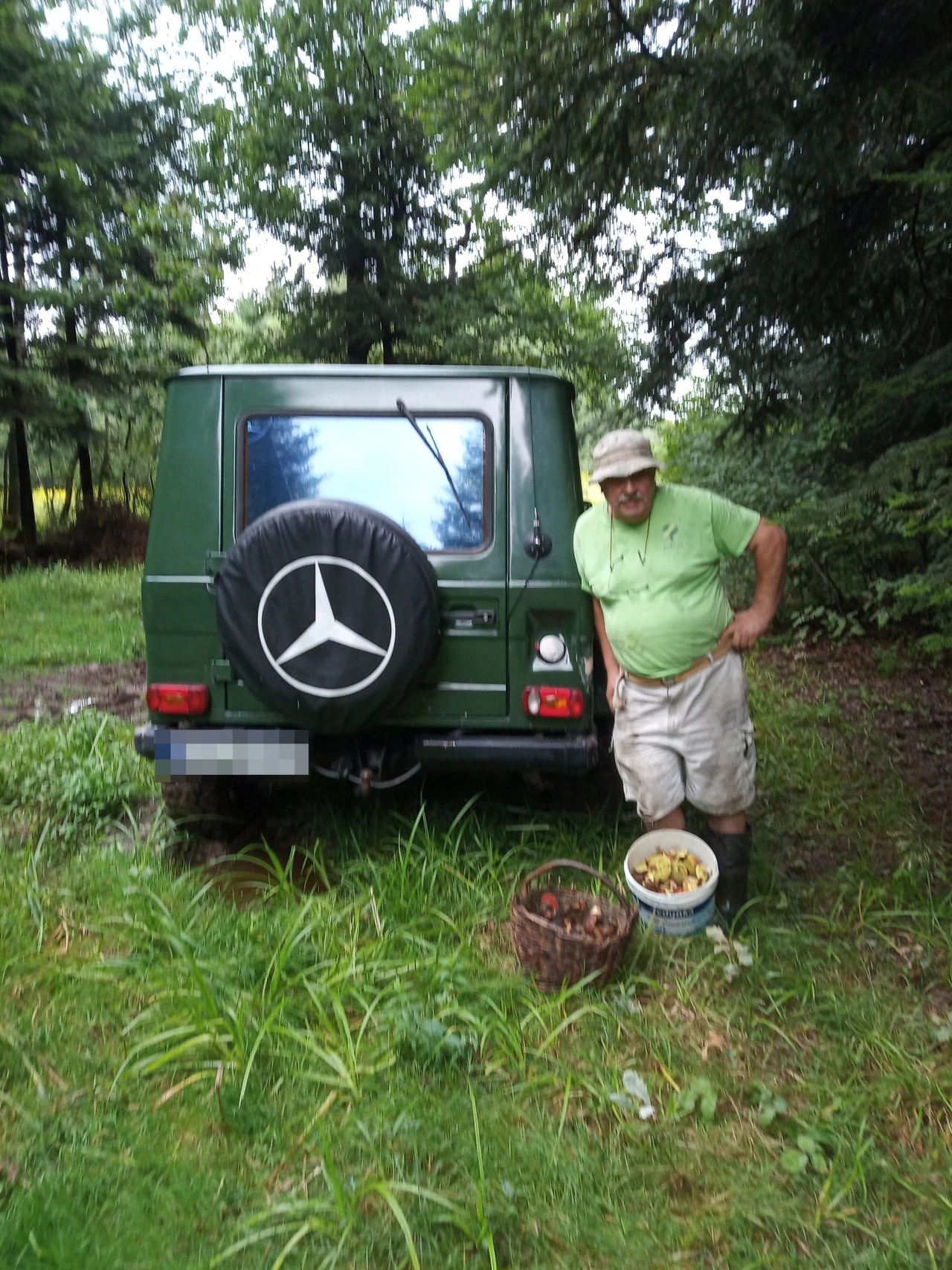 Pisze do nas pan Wiesław: "Kilka lat temu, pracując na londyńskim Heathrow, miałem poważny wypadek i problemy z kręgosłupem. Lekarz zalecił mi codzienny spacer, nawet 20 km; ponieważ jestem człowiekiem praktycznym, chodzę na grzyby - średnio ok.10 km; - tzn. podjeżdżam autem pod las i chodzę - od dwóch do sześciu godzin. Znalezione grzyby robię na różne sposoby, m.in. kiszę, ale 90 proc. rozdaję". Pisze do nas pan Wiesław: "Kilka lat temu, pracując na londyńskim Heathrow, miałem poważny wypadek i problemy z kręgosłupem. Lekarz zalecił mi codzienny spacer, nawet 20 km; ponieważ jestem człowiekiem praktycznym, chodzę na grzyby - średnio ok.10 km; - tzn. podjeżdżam autem pod las i chodzę - od dwóch do sześciu godzin. Znalezione grzyby robię na różne sposoby, m.in. kiszę, ale 90 proc. rozdaję".