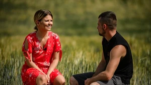"Rolnik szuka żony 6": Przed przyjazdem kandydatek Marta Manowska rozmawia z Adrianem