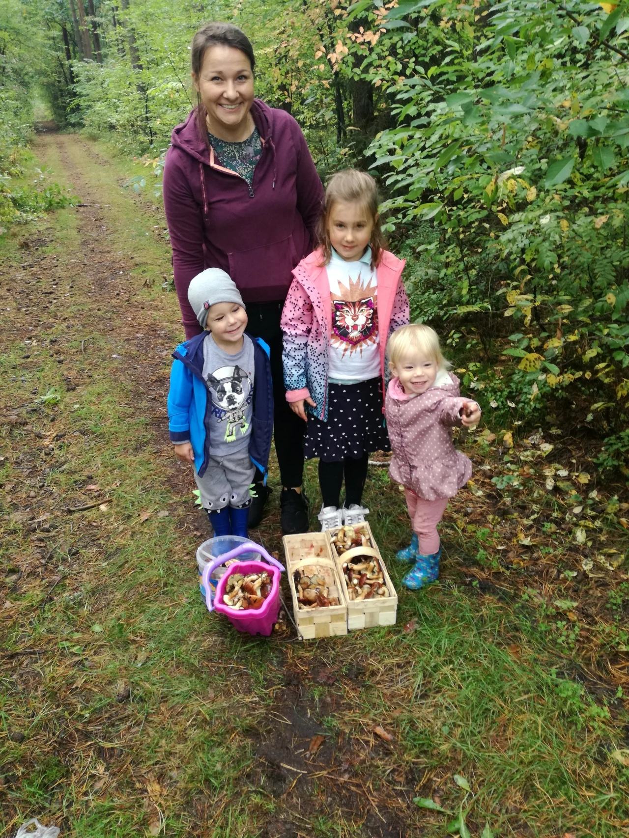 Cała rodzina na grzybobraniu w Jarużynie, woj. kujawsko-pomorskie Cała rodzina na grzybobraniu w Jarużynie, woj. kujawsko-pomorskie