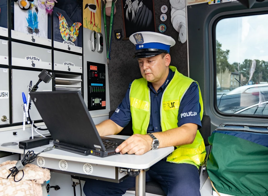 Policjanci wykorzystują analizatory spalin