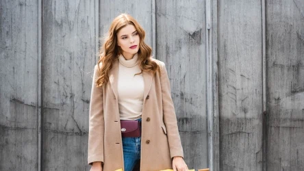 Tej wiosny warto postawić na płaszcz w pastelowym odcieniu.