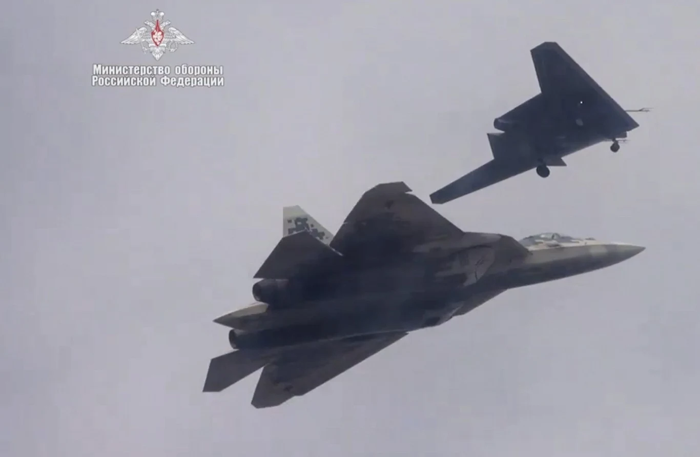 Z kolei suchoj Su-57, zwany do niedawna T-50 PAK-FA, jest myśliwcem 5 generacji, który miał stanowić prawdziwy skok jakościowy w siłach zbrojnych Federacji Rosyjskiej. Niestety program wciąż kuleje. Samolot został oblatany 29 stycznia 2010 roku, produkcję seryjną planowano rozpocząć trzy lata później. Jednak na razie całkowicie o niej zapomniano. Choć jeszcze pod koniec 2014 roku dowództwo deklarowało, że do 2020 roku Siły Powietrzne otrzymają 55 sztuk. Do dziś wyprodukowanych zostało 10 prototypów do testów w locie i cztery do prób naziemnych.