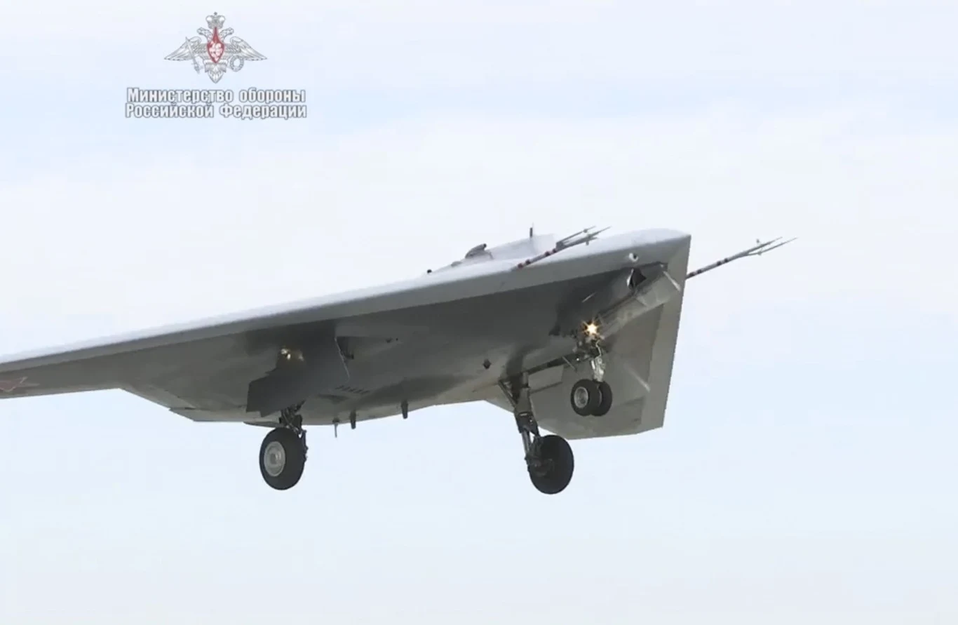 Wcześniej podobna koncepcja MUM-T (Manned-Unmanned Teaming), została przetestowana i wdrożona w US Army między śmigłowcami uderzeniowymi AH-64E Apache Guardian i bezzałogowcami AAI RQ-7B Shadow, lecz bez możliwości autonomicznego trybu lotu bezzałogowca.