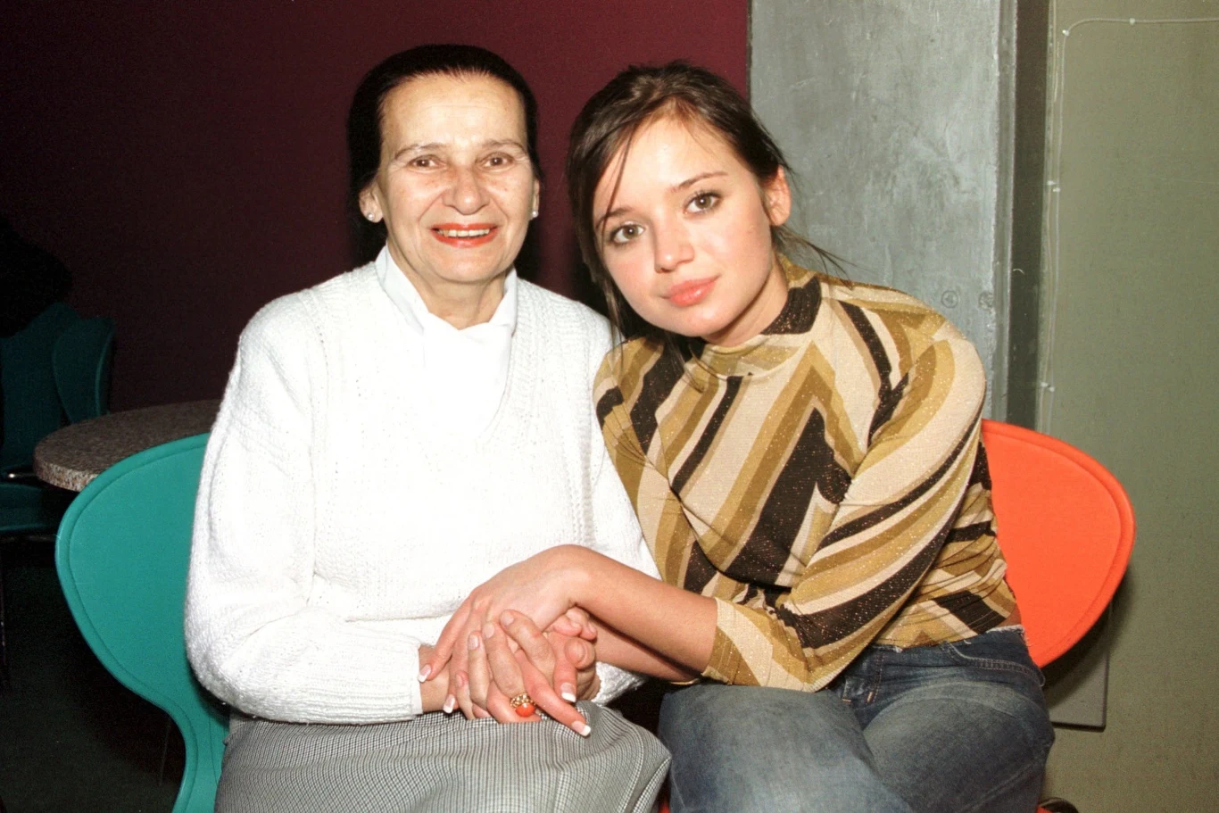 Anna Przybylska była jedną z najbardziej lubianych polskich aktorek. Debiutowała w filmie Radosława Piwowarskiego "Ciemna strona Wenus". Sympatię widzów przyniosły jej także role Marylki w "Złotopolskich" czy doktor Karinki w "Daleko od noszy".

Przybylska zmarła w październiku 2014 roku, w wieku 37 lat. Wcześniej stoczyła długą walkę z nowotworem trzustki. Aktorka została pochowana w rodzinnym grobowcu na parafialnym cmentarzu na gdyńskim Oksywiu.

Na zdjęciu: Anna Przybylska z babcią.