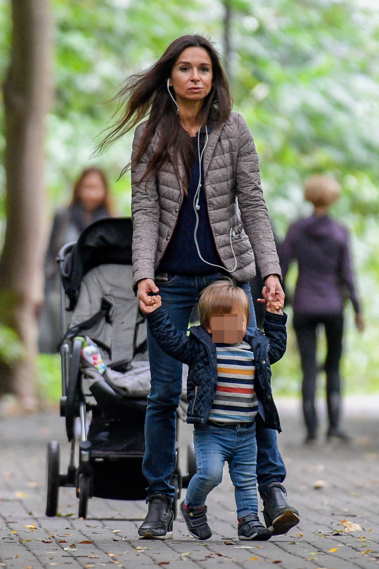 Marta Kaczyńska na spacerze z synkiem Marta Kaczyńska na spacerze z synkiem