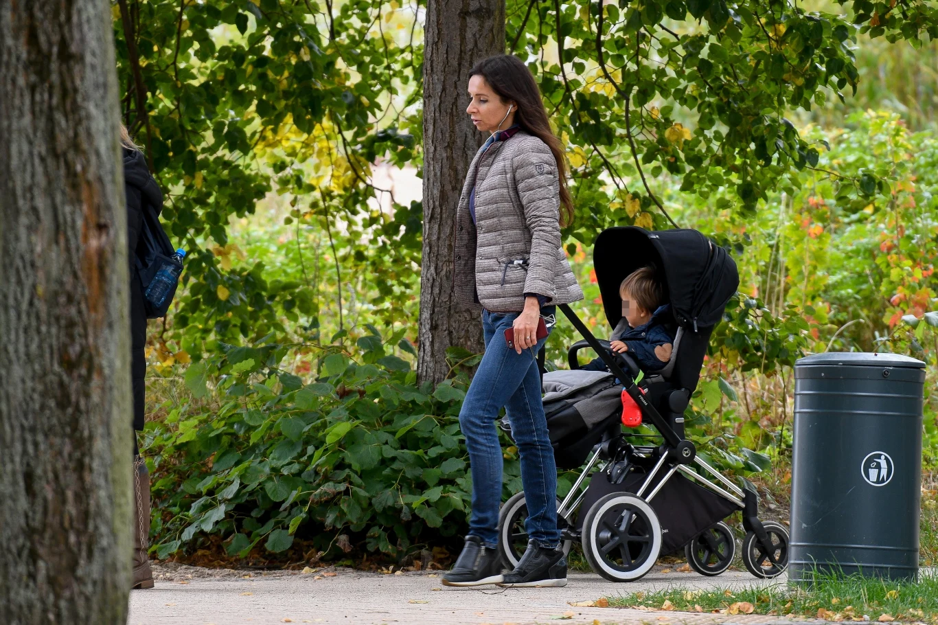 Marta Kaczyńska na spacerze z synkiem Marta Kaczyńska na spacerze z synkiem
