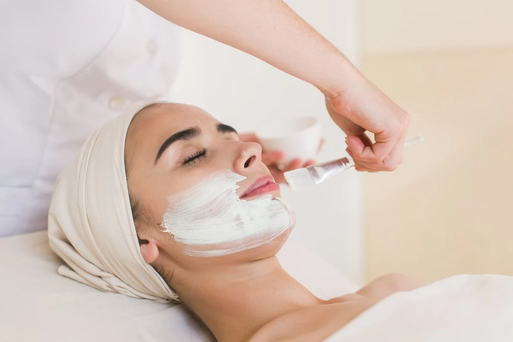 Usługi kosmetyczne zyskują na popularności, ponieważ więcej osób dba o skórę