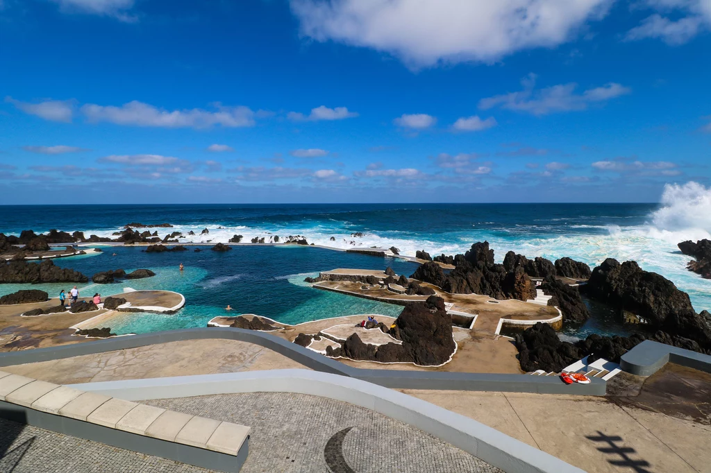 Porto Moniz - na północno-zachodnim wybrzeżu wyspy znajduje się malowniczy region. Możesz się tu wykąpać w lawowych basenach z widokiem na Ocean Atlantycki. Tekst: Tele Tydzień