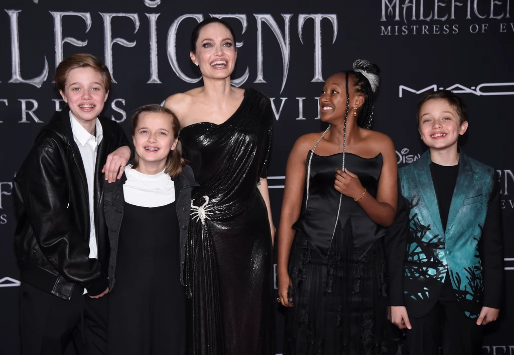 Uśmiechy nie schodziły z twarz zarówno dzieci, jak i Angeliny. Widać, że świetnie się bawili na premierze filmu. Uśmiechy nie schodziły z twarz zarówno dzieci, jak i Angeliny. Widać, że świetnie się bawili na premierze filmu.