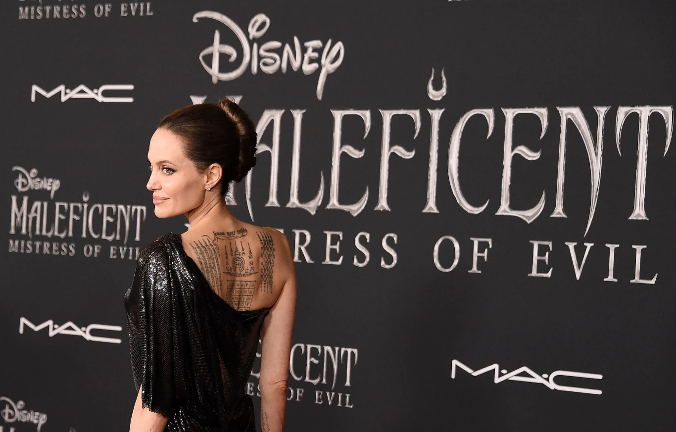 "Jako mała dziewczynka uwielbiałam Diabolinę. Była moją ulubioną postacią Disneya. Jednocześnie bałam się jej i kochałam ją. Wszyscy znamy historię Śpiącej Królewny i złej Diaboliny, wiemy też co stało się podczas chrztu, bo słyszeliśmy tę bajkę wielokrotnie jako dzieci. Ale nikt nam nigdy nie powiedział, co wydarzyło się wcześniej - Jolie mówiła w 2014 roku.