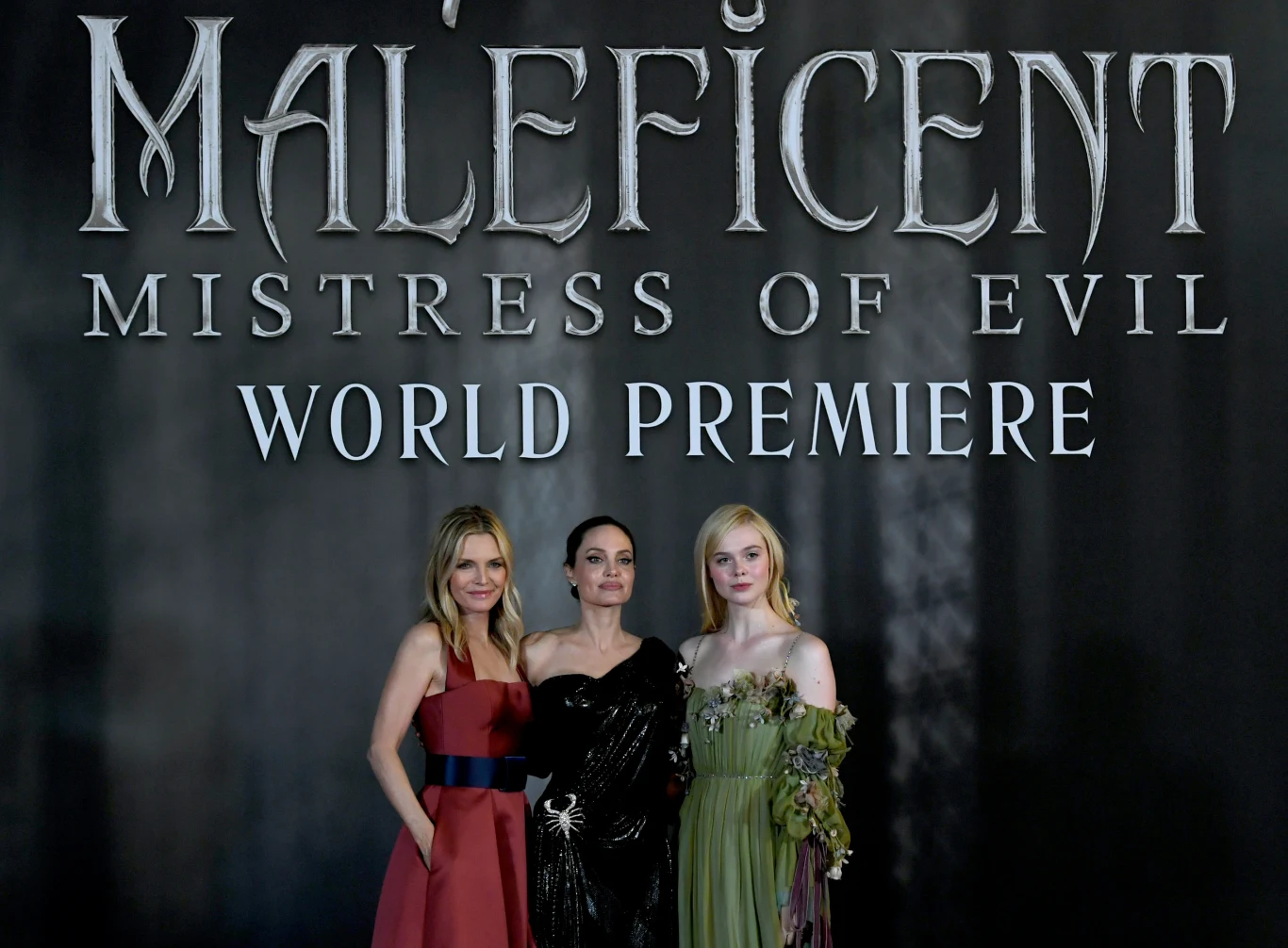 W drugiej części "Czarownicy" aktorce towarzyszyć będą na ekranie m.in. Michelle Pfeiffer (L) i Elle Fanning (P). Za reżyserię obrazu odpowiedzialny jest Joachim Ronning, który ma na koncie m.in. "Piratów z Karaibów. Zemstę Salazara".

 