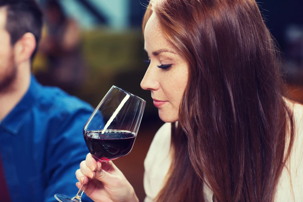 Ból po spożyciu alkoholu Oczywiście nie chodzi tu o wszelkie niedogodności, które pojawiają się dzień po tym, gdy przesadzimy z ilością wypitych drinków. Niewyjaśniony ból po spożyciu alkoholu może bowiem wskazywać na obecność nowotworu – chłoniaka Hodgkina. Pacjenci cierpiący na tę chorobę mają zwykle obrzęk węzłów chłonnych, a alkohol dodatkowo potęguje ich cierpienie. Ból po spożyciu alkoholu Oczywiście nie chodzi tu o wszelkie niedogodności, które pojawiają się dzień po tym, gdy przesadzimy z ilością wypitych drinków. Niewyjaśniony ból po spożyciu alkoholu może bowiem wskazywać na obecność nowotworu – chłoniaka Hodgkina. Pacjenci cierpiący na tę chorobę mają zwykle obrzęk węzłów chłonnych, a alkohol dodatkowo potęguje ich cierpienie.