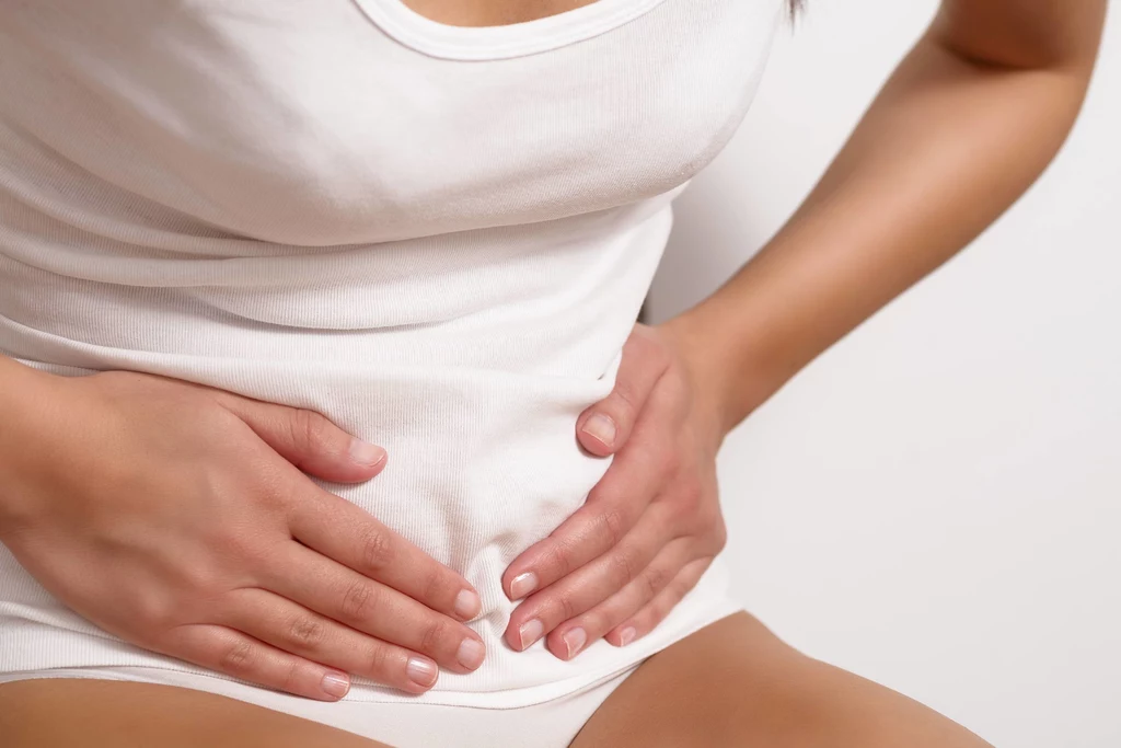 Krwawienie z narządów rodnych Plamienie między miesiączkami lub mocno nieregularne okresy mają związek z zaburzeniem pracy hormonów. Zdarza się jednak, że jest to wczesny objaw raka macicy lub oznaka obecności polipów w tych partiach. Nie warto więc bagatelizować wszelkich nietypowych krwawień, także po menopauzie. Jak podkreślają lekarze, duża część nowotworów kobiecych, wykryta na wczesnym etapie, jest całkowicie wyleczalna. Krwawienie z narządów rodnych Plamienie między miesiączkami lub mocno nieregularne okresy mają związek z zaburzeniem pracy hormonów. Zdarza się jednak, że jest to wczesny objaw raka macicy lub oznaka obecności polipów w tych partiach. Nie warto więc bagatelizować wszelkich nietypowych krwawień, także po menopauzie. Jak podkreślają lekarze, duża część nowotworów kobiecych, wykryta na wczesnym etapie, jest całkowicie wyleczalna.
