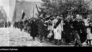 Oddziały Armii Krajowej opuszczają Warszawę po kapitulacji