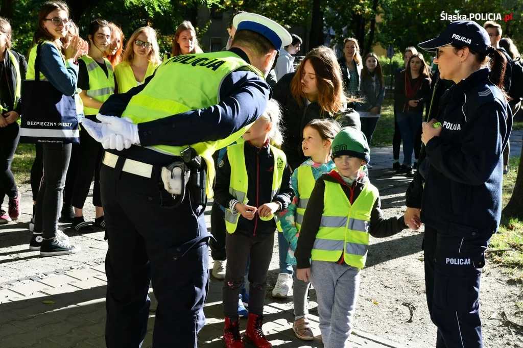 Policjancji edukują i apelują - noszenie odblasków jest w interesie samych pieszych