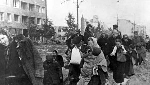 Mieszkańcy opuszczają stolicę po kapitulacji powstania warszawskiego