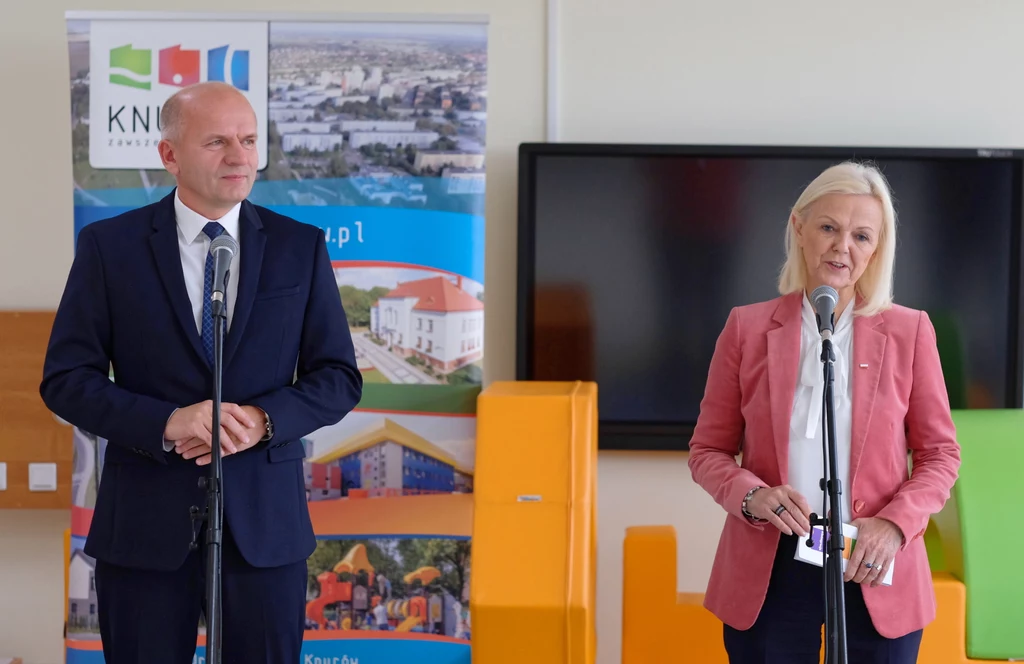 Minister rodziny, pracy i polityki społecznej Bożena Borys-Szopa (P) oraz zastępca prezydenta miasta Piotr Surówka (L) podczas briefingu prasowego Minister rodziny, pracy i polityki społecznej Bożena Borys-Szopa (P) oraz zastępca prezydenta miasta Piotr Surówka (L) podczas briefingu prasowego