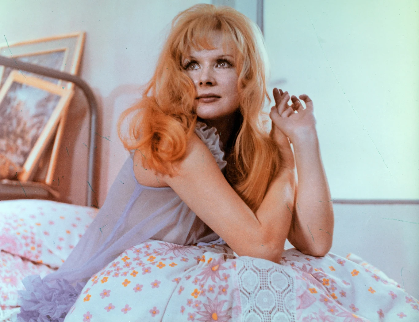 Halina Kowalska w filmie "Nie ma róży bez ognia" Halina Kowalska w filmie "Nie ma róży bez ognia"