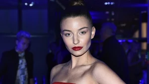 Ten manicure budzi kontrowersje. Nosi go Julia Wieniawa