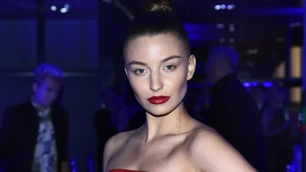 Julia Wieniawa lubi bawić się modą. Jej wybór manicure został jednak uznany za kontrowersyjny. 